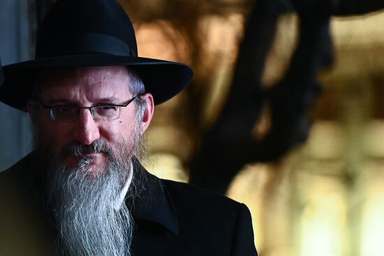 Зажжение ханукальной меноры на Театральной площади  