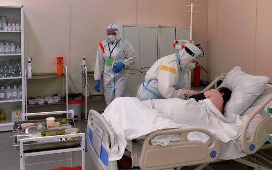 Работа временного госпиталя для больных коронавирусом в "Ленэкспо"