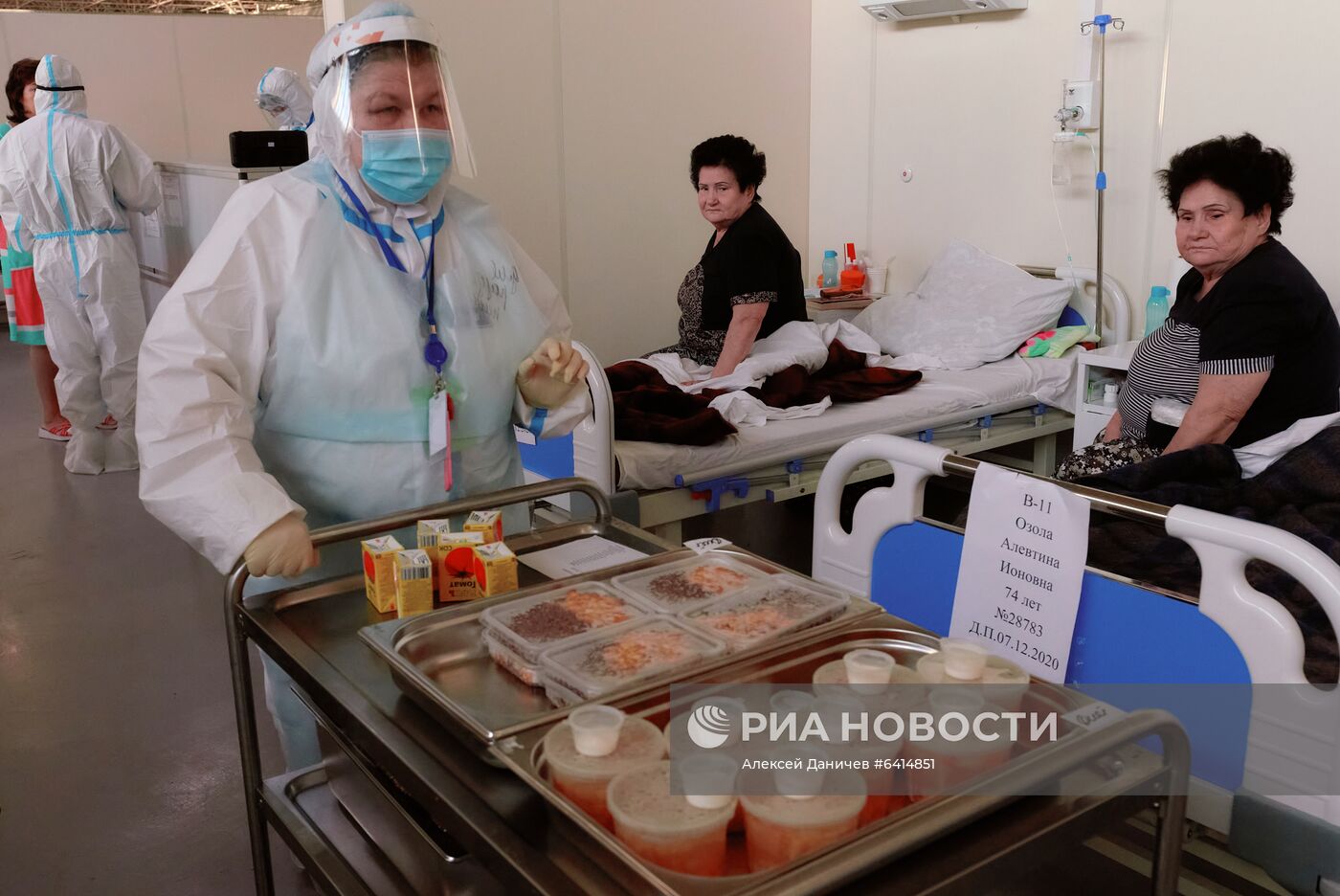 Работа временного госпиталя для больных коронавирусом в "Ленэкспо"