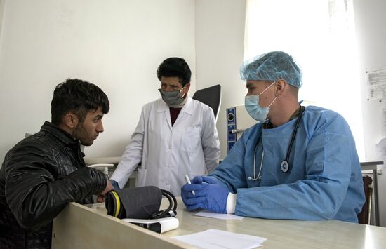 Российские военные медики оказывают помощь жителям Карабаха