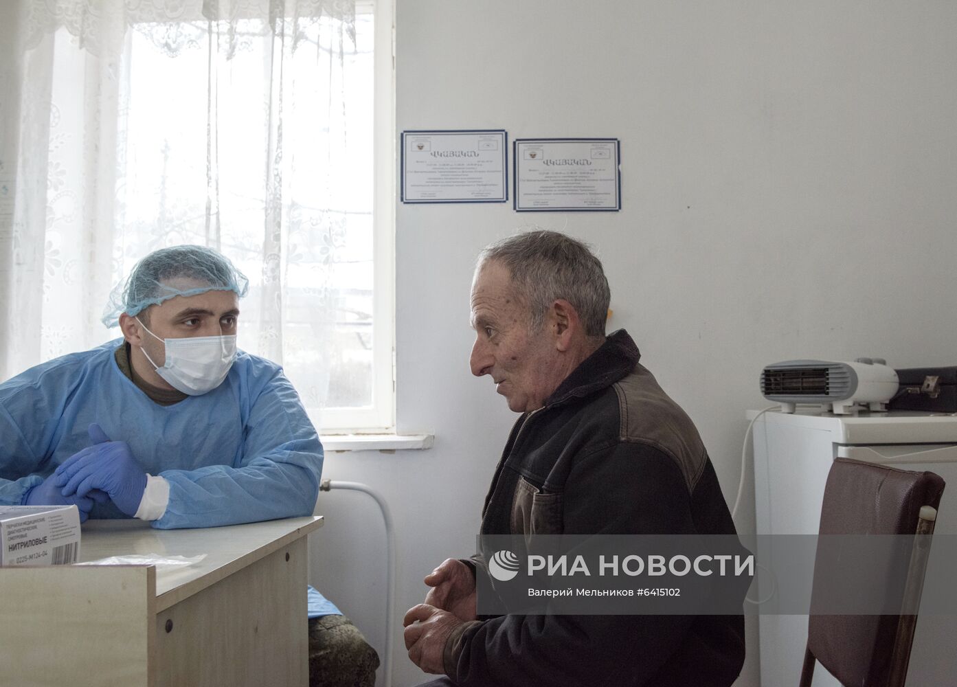 Российские военные медики оказывают помощь жителям Карабаха
