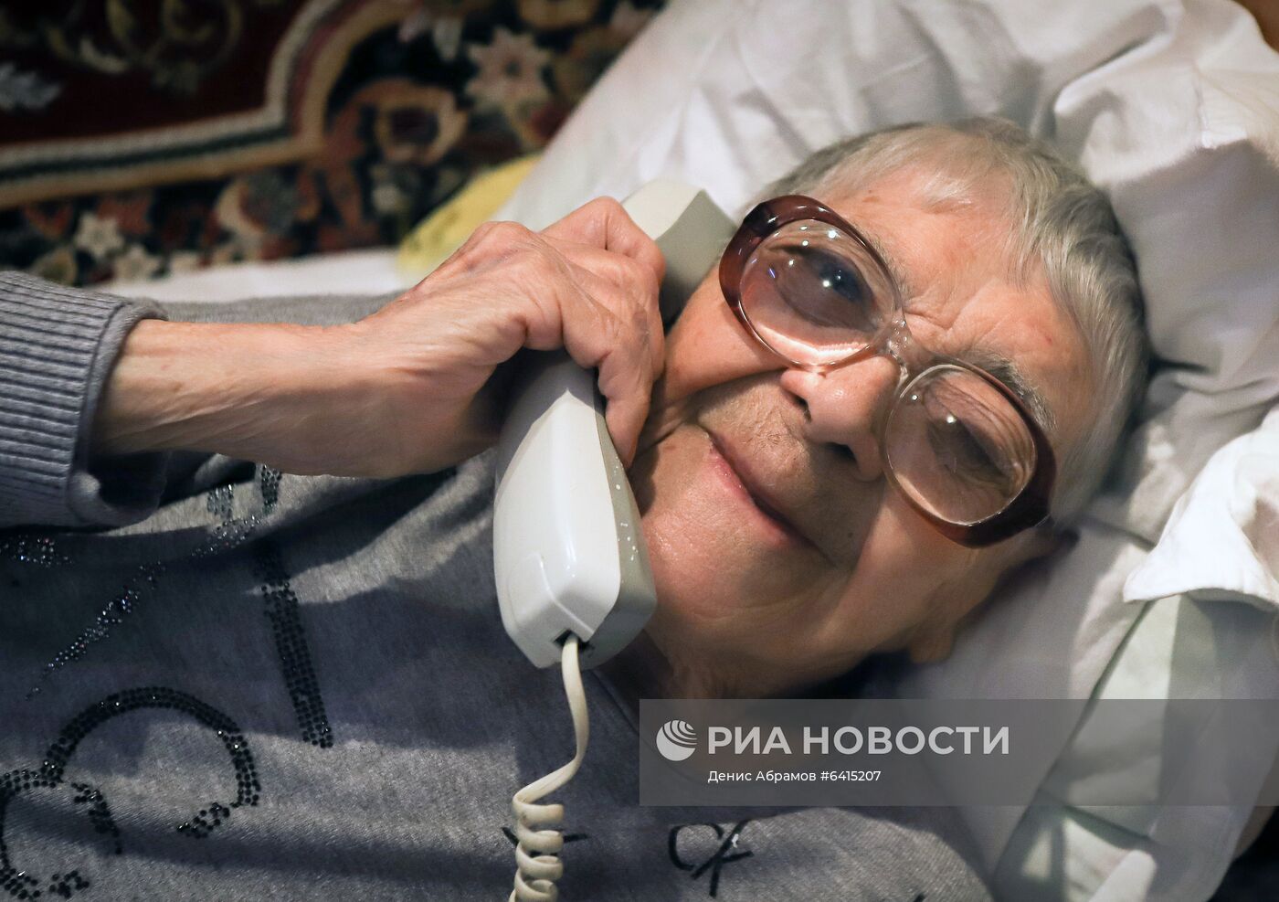 Президент РФ В. Путин поговорил по телефону с 97-летней медсестрой из Ессентуков