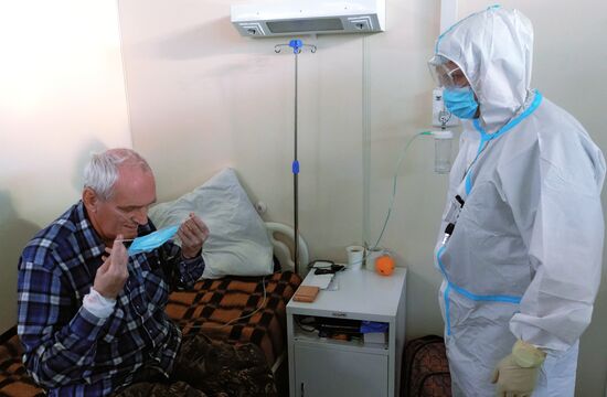 Работа временного госпиталя для больных коронавирусом в "Ленэкспо"