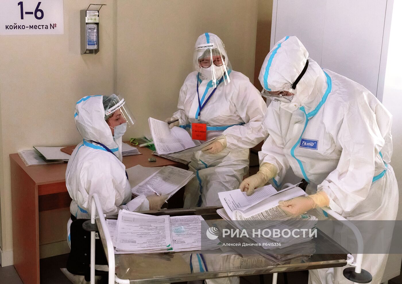 Работа временного госпиталя для больных коронавирусом в "Ленэкспо"