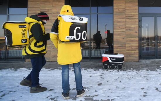 Робот-курьер "Яндекс.Ровер" в Иннополисе