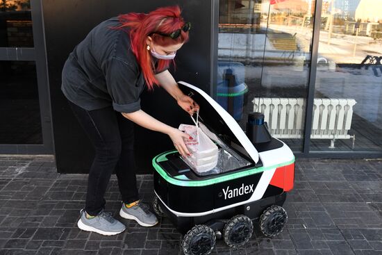 Робот-курьер "Яндекс.Ровер" в Иннополисе