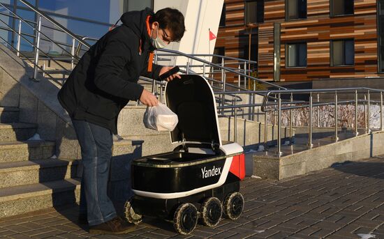 Робот-курьер "Яндекс.Ровер" в Иннополисе