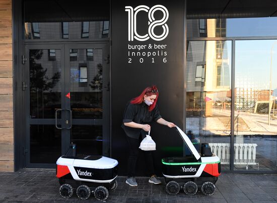 Робот-курьер "Яндекс.Ровер" в Иннополисе