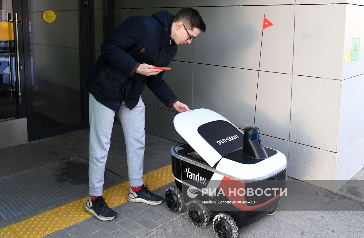 Робот-курьер "Яндекс.Ровер" в Иннополисе
