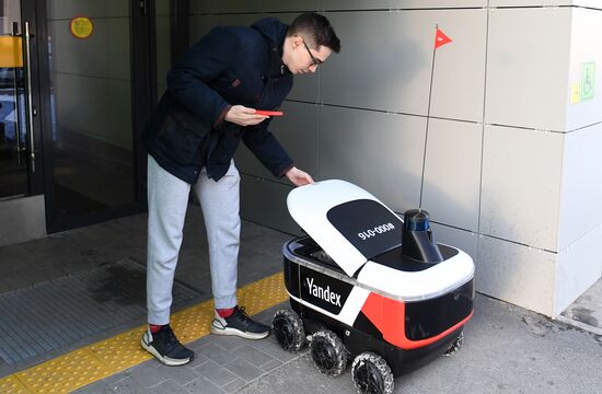 Робот-курьер "Яндекс.Ровер" в Иннополисе