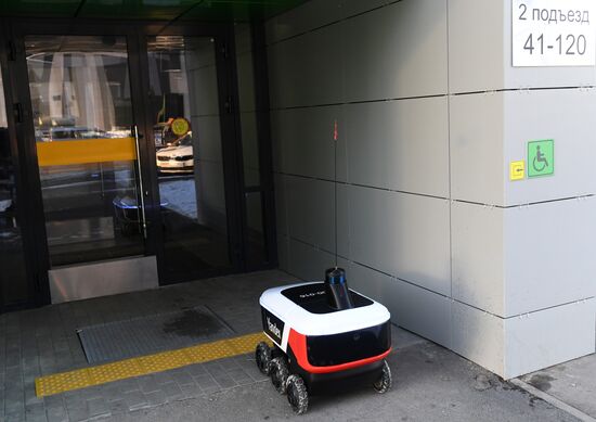 Робот-курьер "Яндекс.Ровер" в Иннополисе