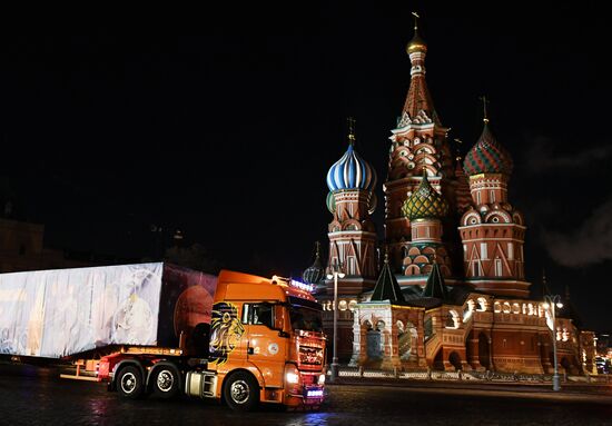 Главную новогоднюю елку доставили в Кремль
