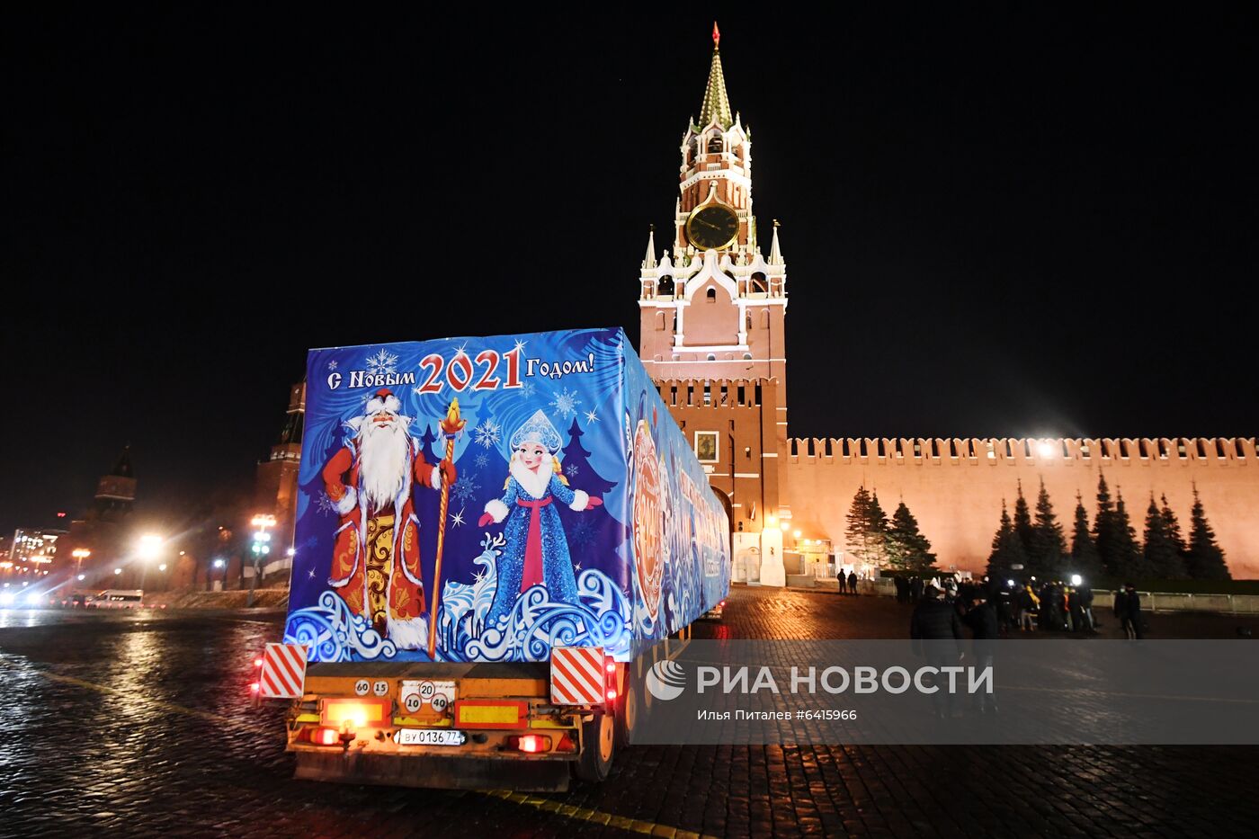 Главную новогоднюю елку доставили в Кремль