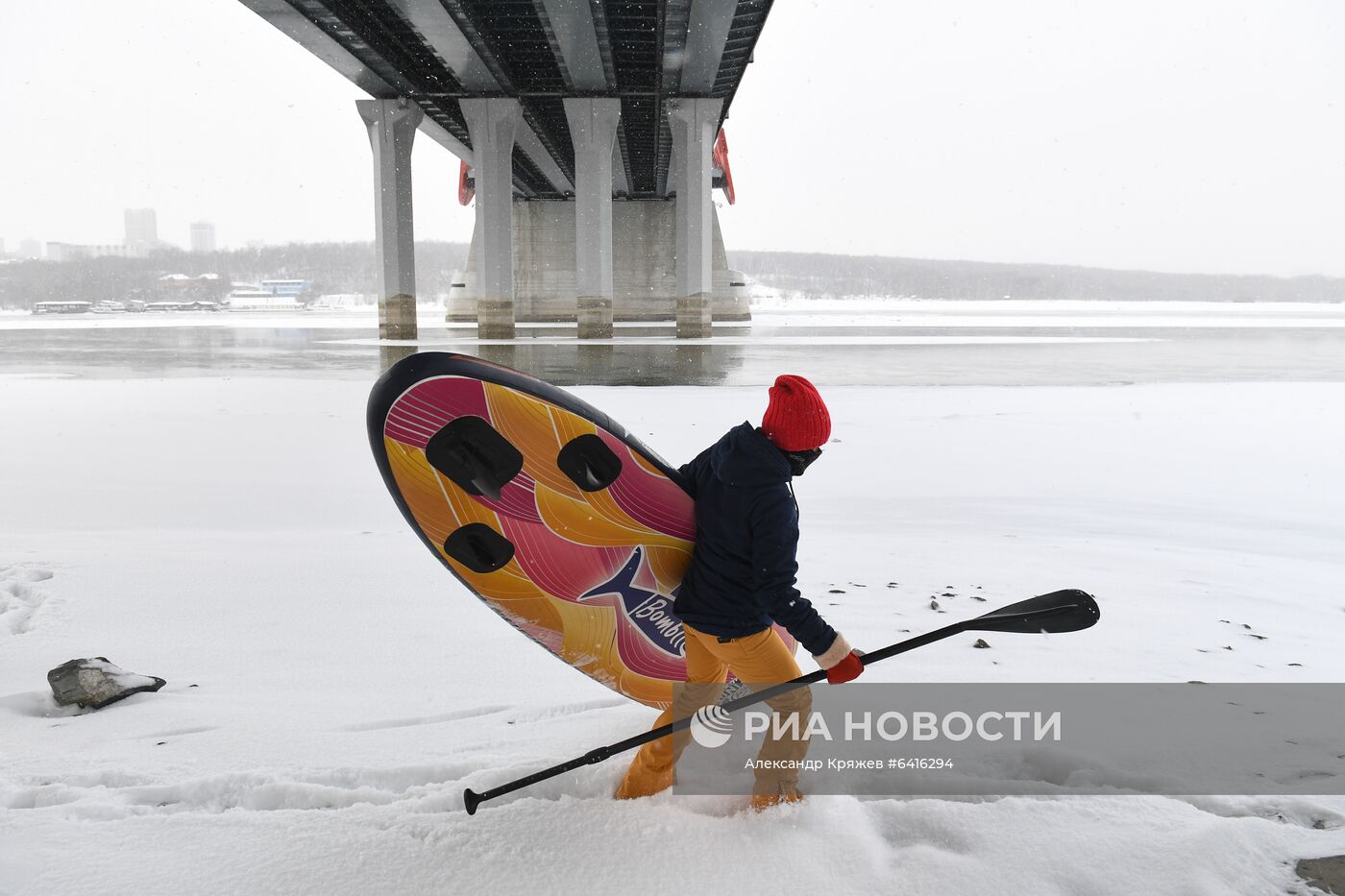 Зимний заплыв sup-серферов по Оби в Новосибирске