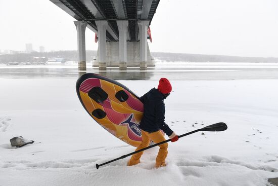 Зимний заплыв sup-серферов по Оби в Новосибирске