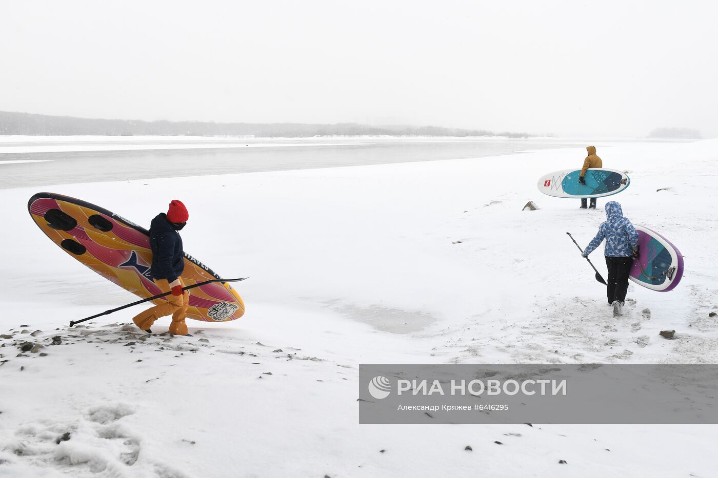 Зимний заплыв sup-серферов по Оби в Новосибирске