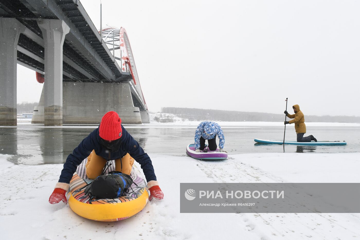 Зимний заплыв sup-серферов по Оби в Новосибирске
