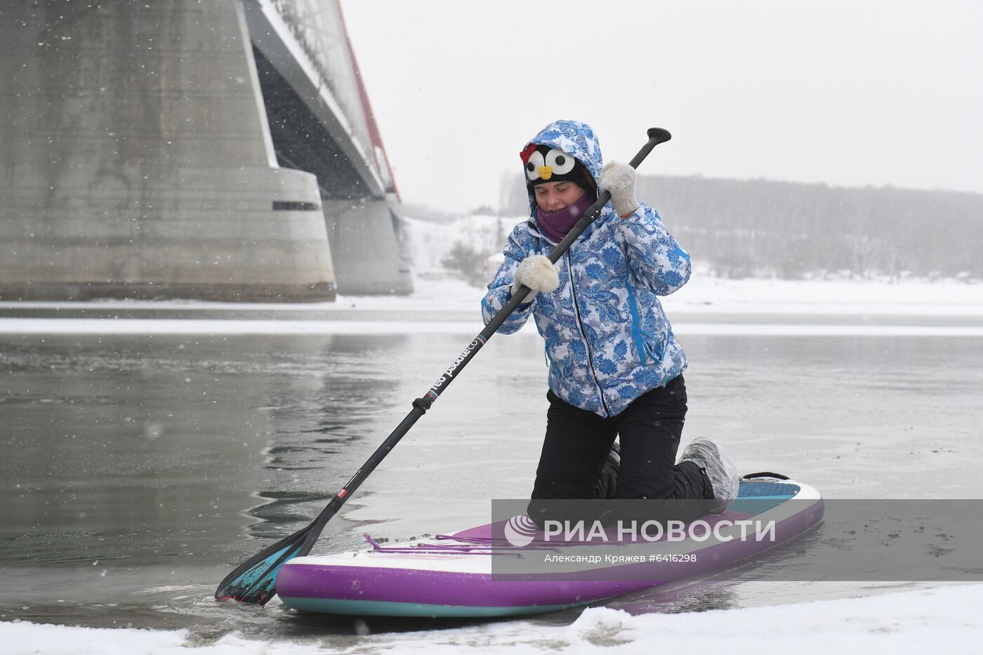 Зимний заплыв sup-серферов по Оби в Новосибирске