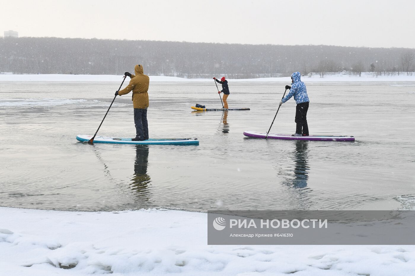 Зимний заплыв sup-серферов по Оби в Новосибирске