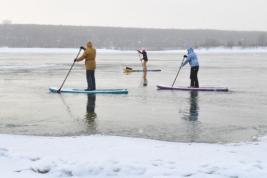 Зимний заплыв sup-серферов по Оби в Новосибирске