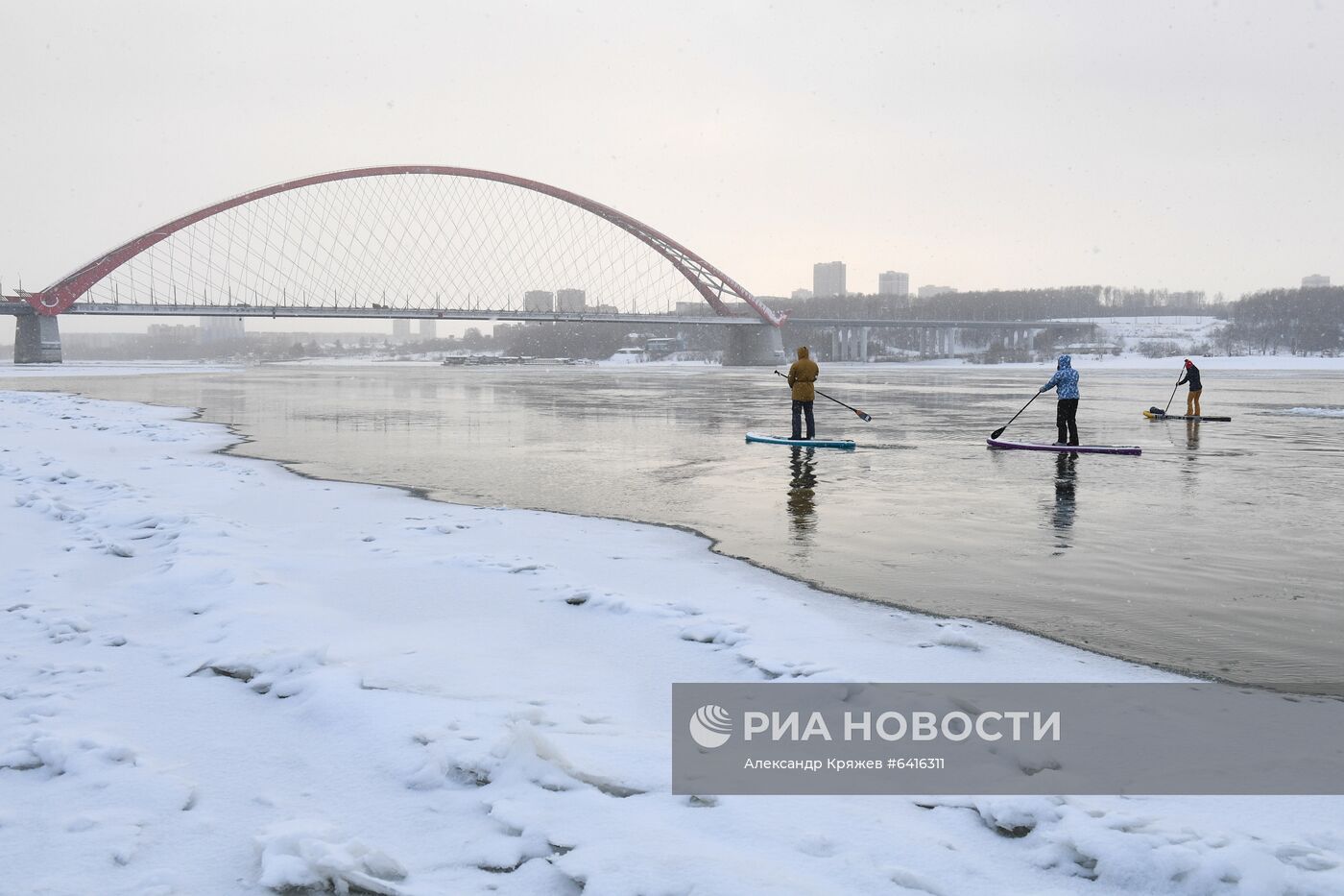 Зимний заплыв sup-серферов по Оби в Новосибирске