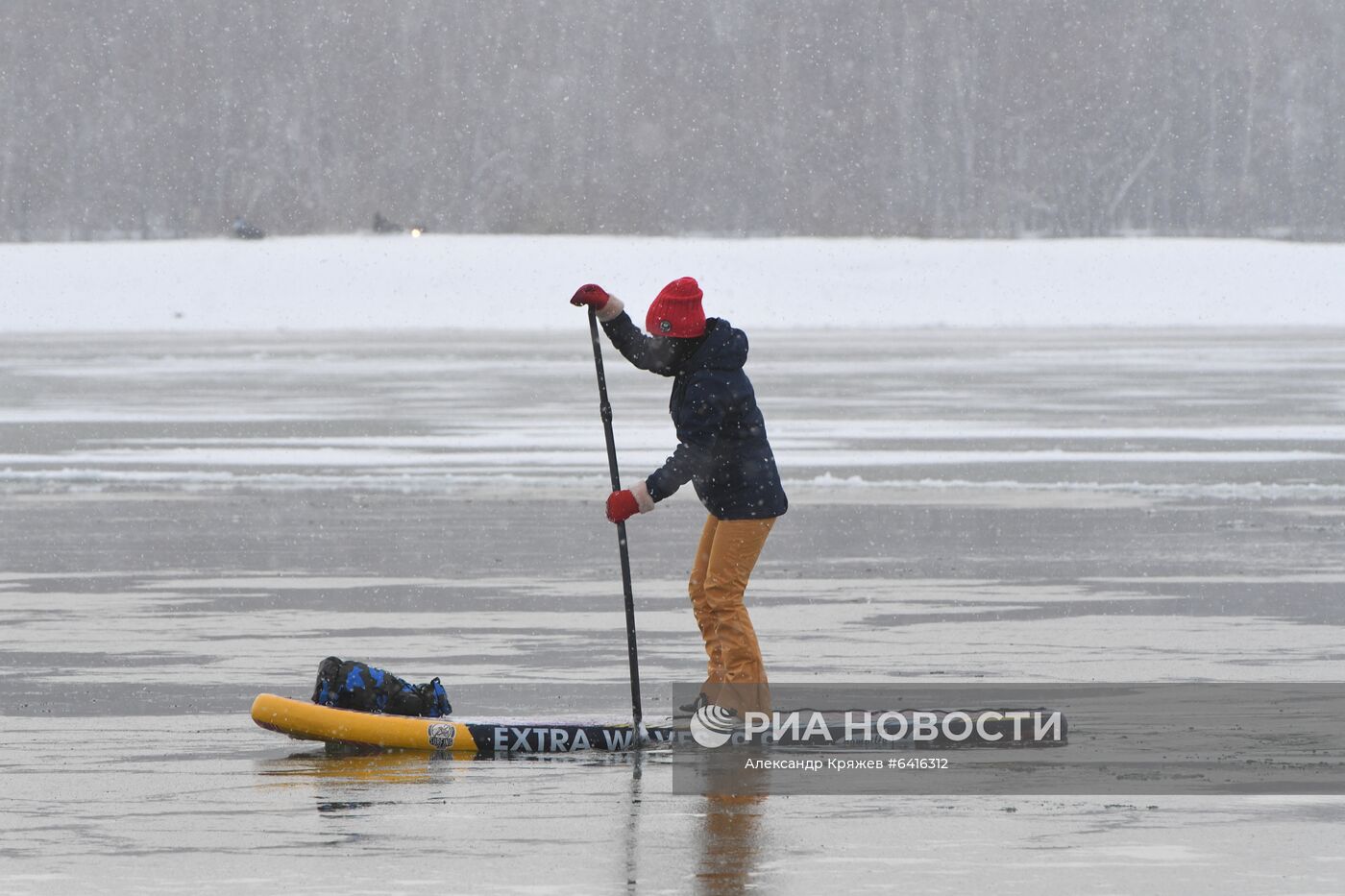 Зимний заплыв sup-серферов по Оби в Новосибирске