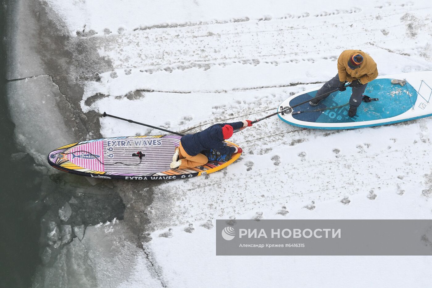 Зимний заплыв sup-серферов по Оби в Новосибирске