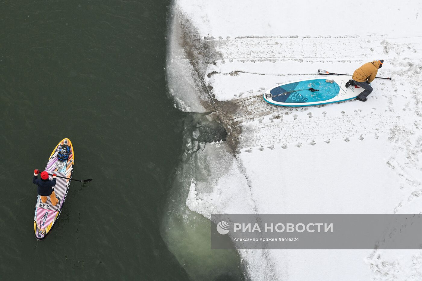 Зимний заплыв sup-серферов по Оби в Новосибирске