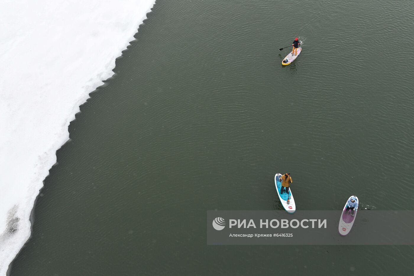 Зимний заплыв sup-серферов по Оби в Новосибирске