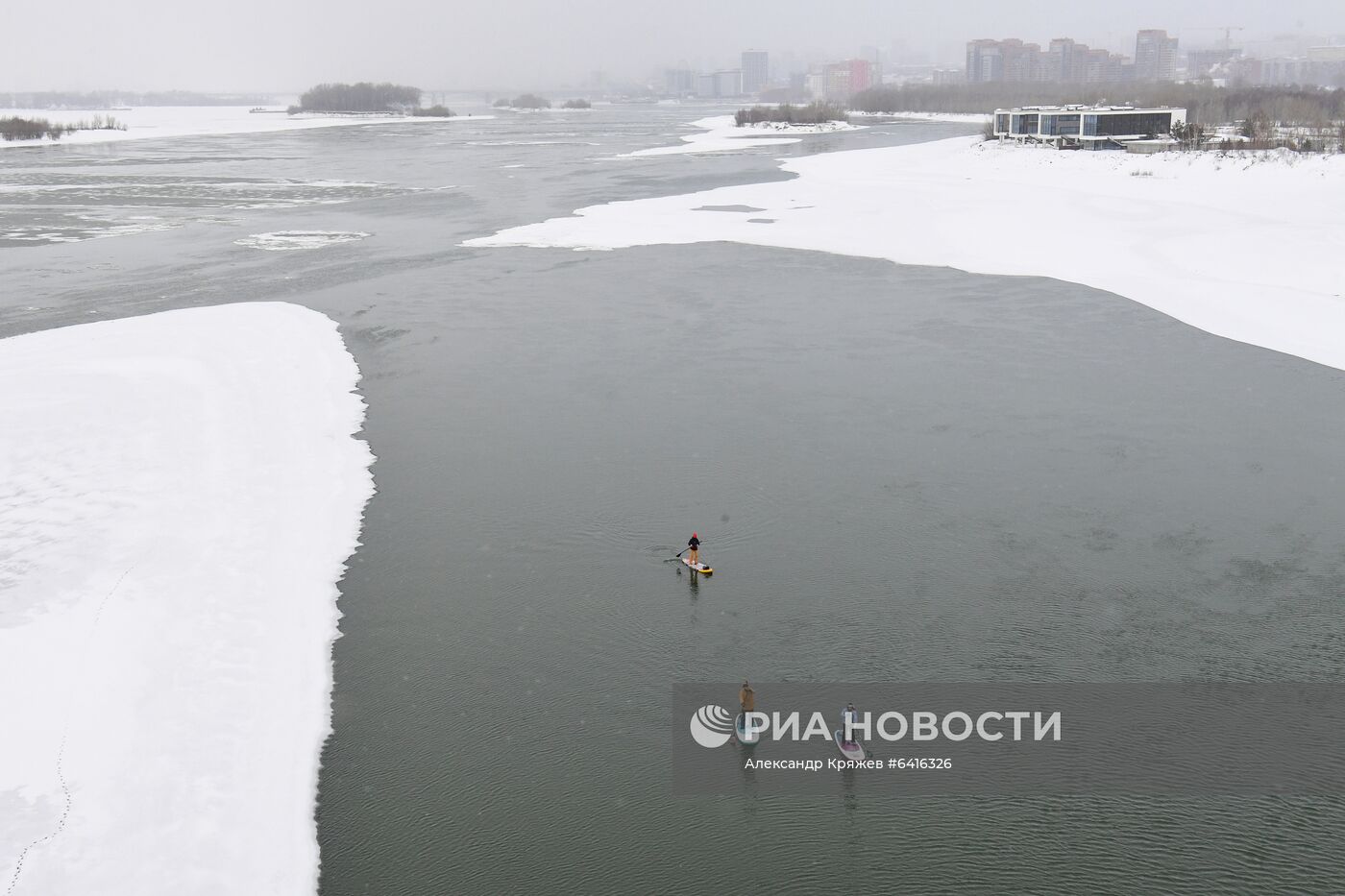 Зимний заплыв sup-серферов по Оби в Новосибирске