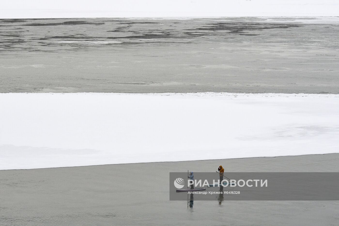 Зимний заплыв sup-серферов по Оби в Новосибирске