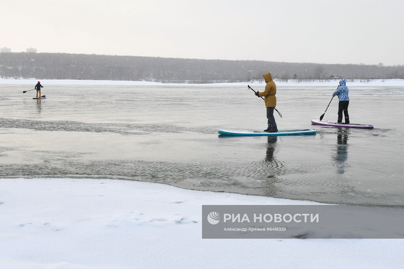 Зимний заплыв sup-серферов по Оби в Новосибирске