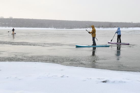 Зимний заплыв sup-серферов по Оби в Новосибирске