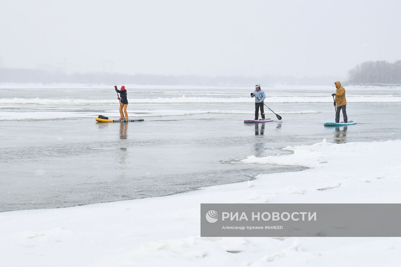 Зимний заплыв sup-серферов по Оби в Новосибирске