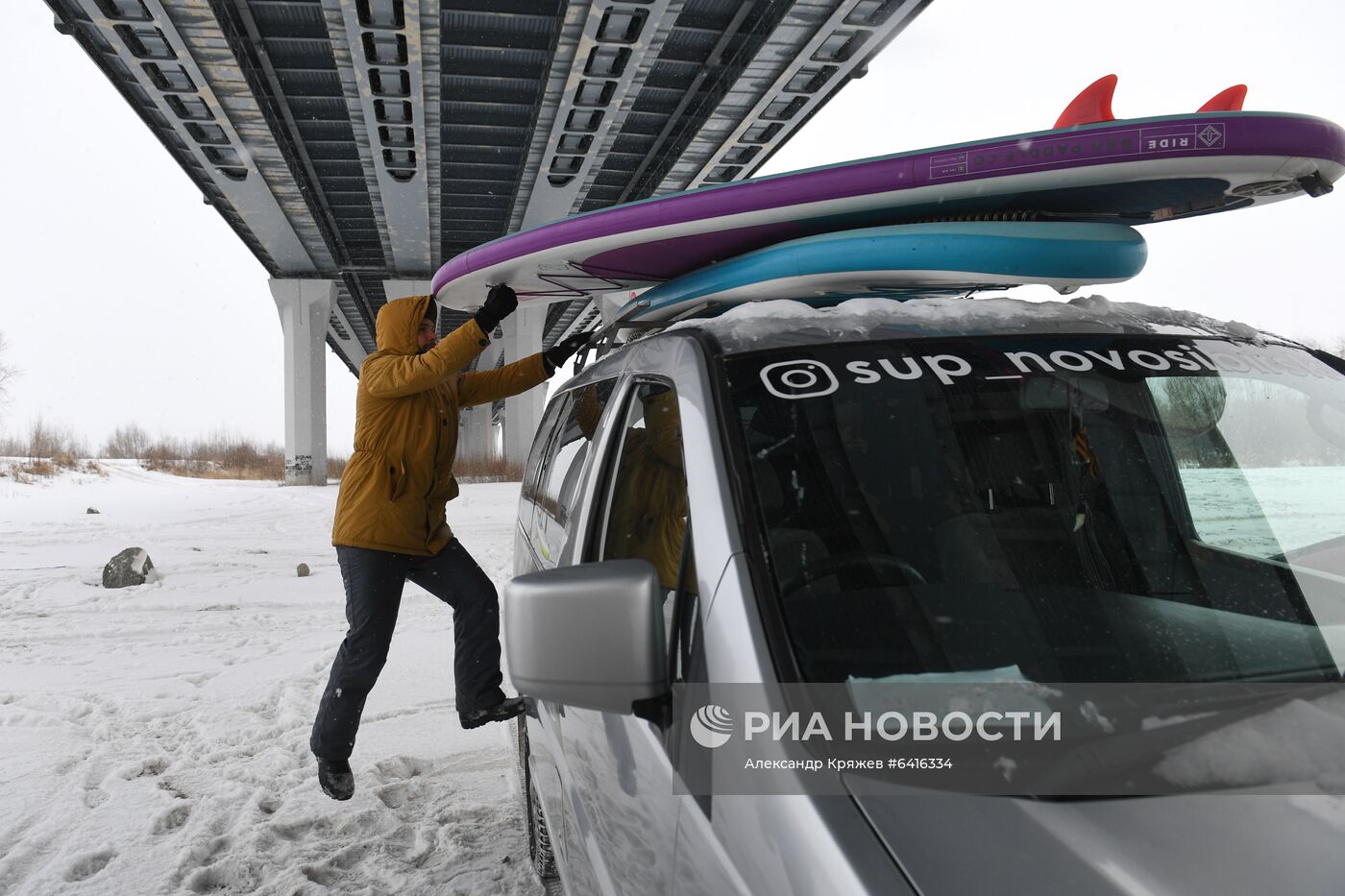 Зимний заплыв sup-серферов по Оби в Новосибирске