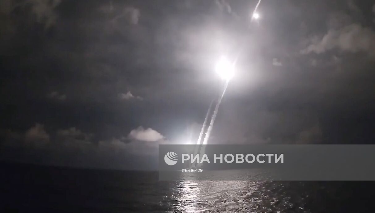Залповый пуск ракет "Булава" с атомной подлодки "Владимир Мономах"