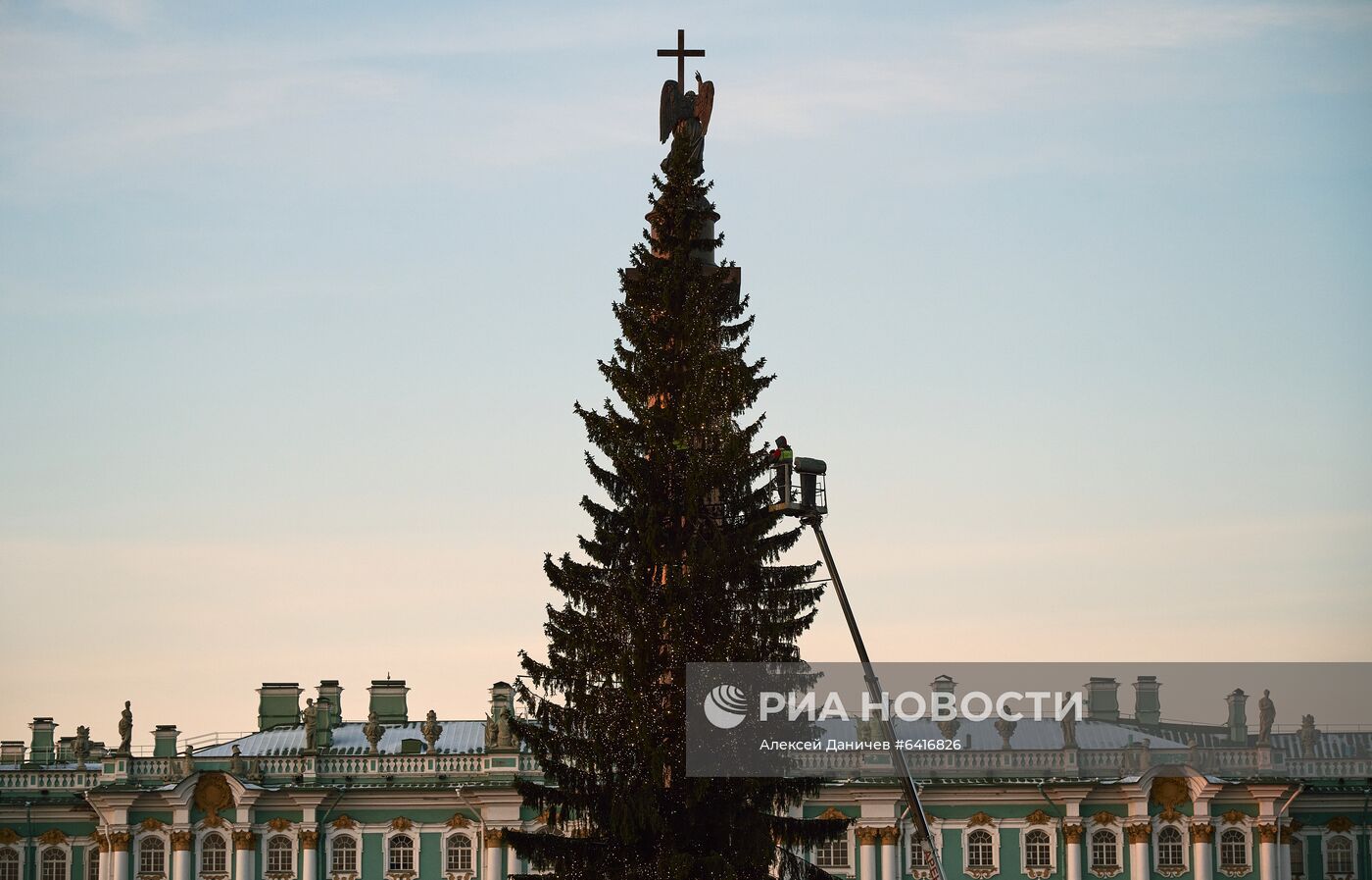 Подготовка к Новому году в Санкт-Петербурге
