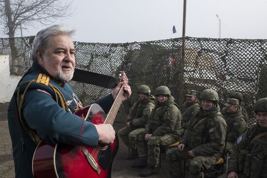 Концерт на блокпосту российских миротворцев в Карабахе