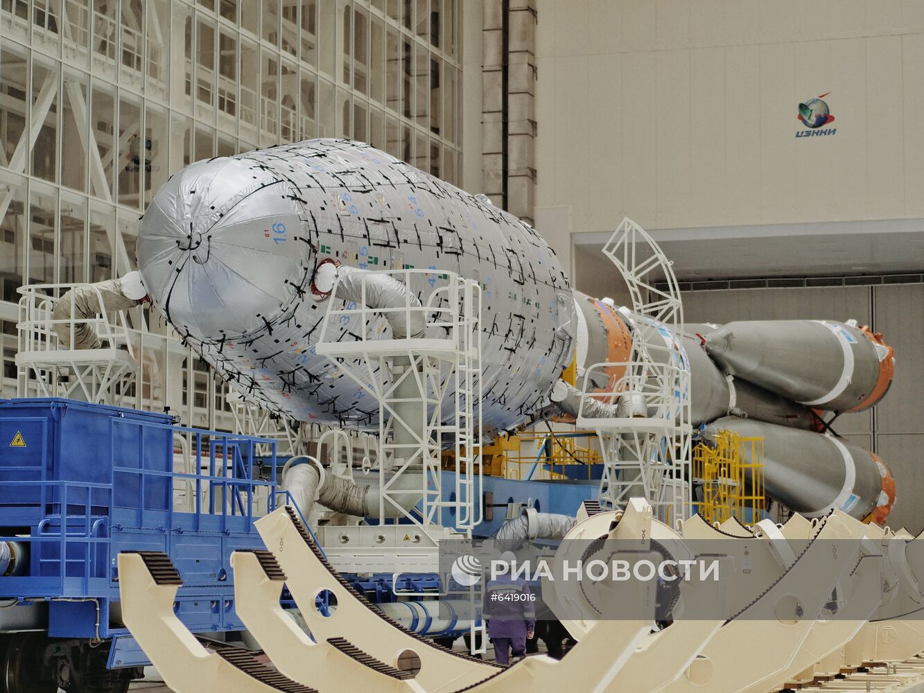 РКН "Союз-2.1б" с КА OneWeb установлена на стартовый стол на космодроме Восточный