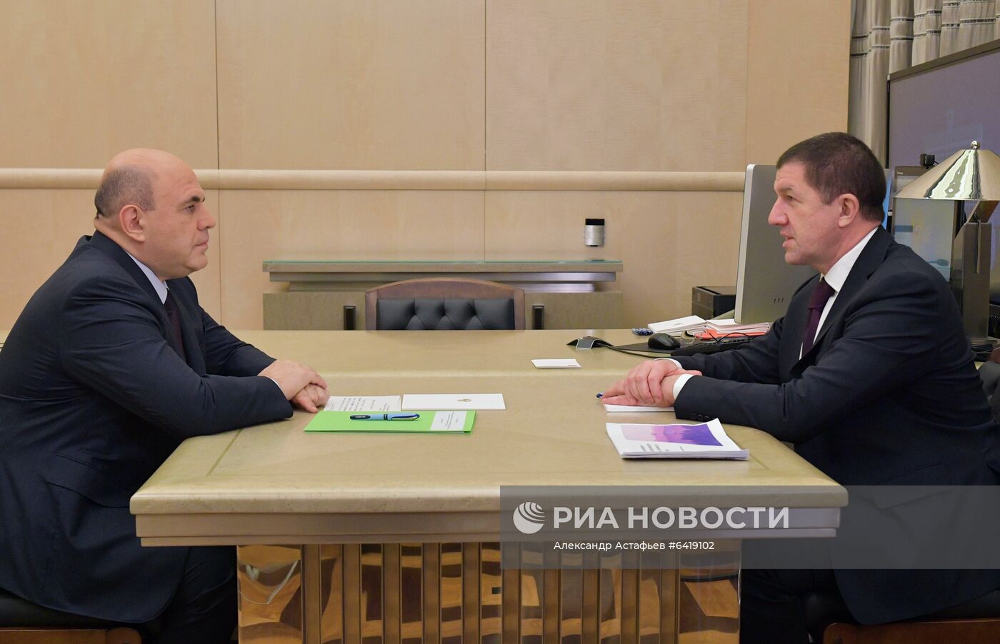 Премьер-министр РФ М. Мишустин встретился с президентом ПАО "Ростелеком" М. Осеевским