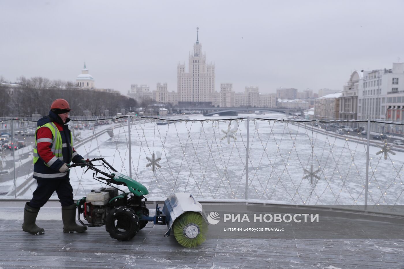 Снег в Москве 