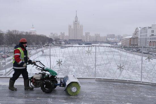 Снег в Москве 