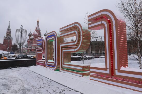 Снег в Москве 