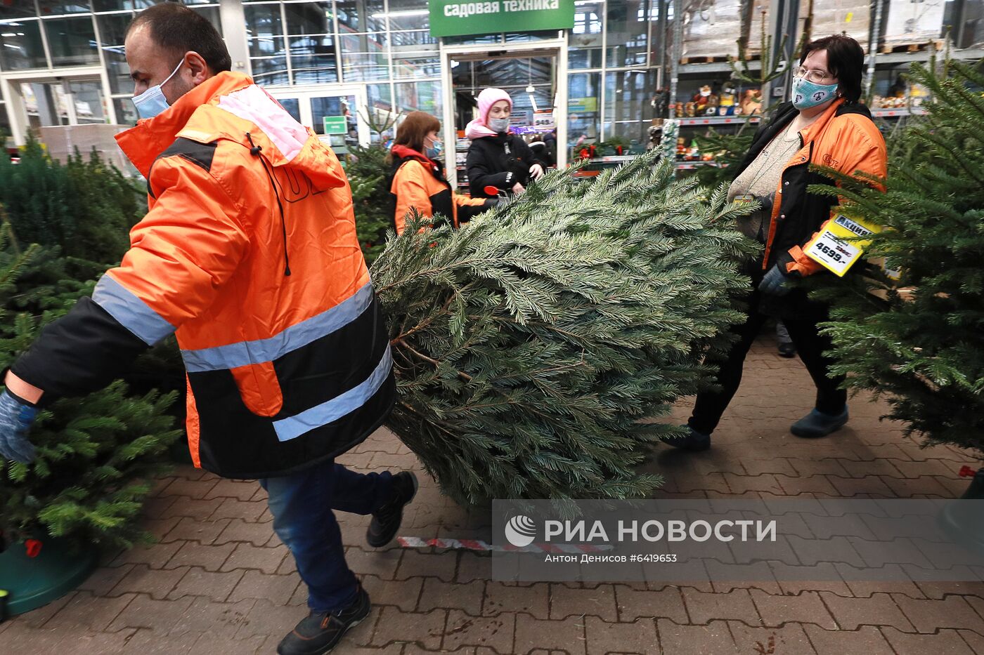 Продажа новогoдней продукции в OBI