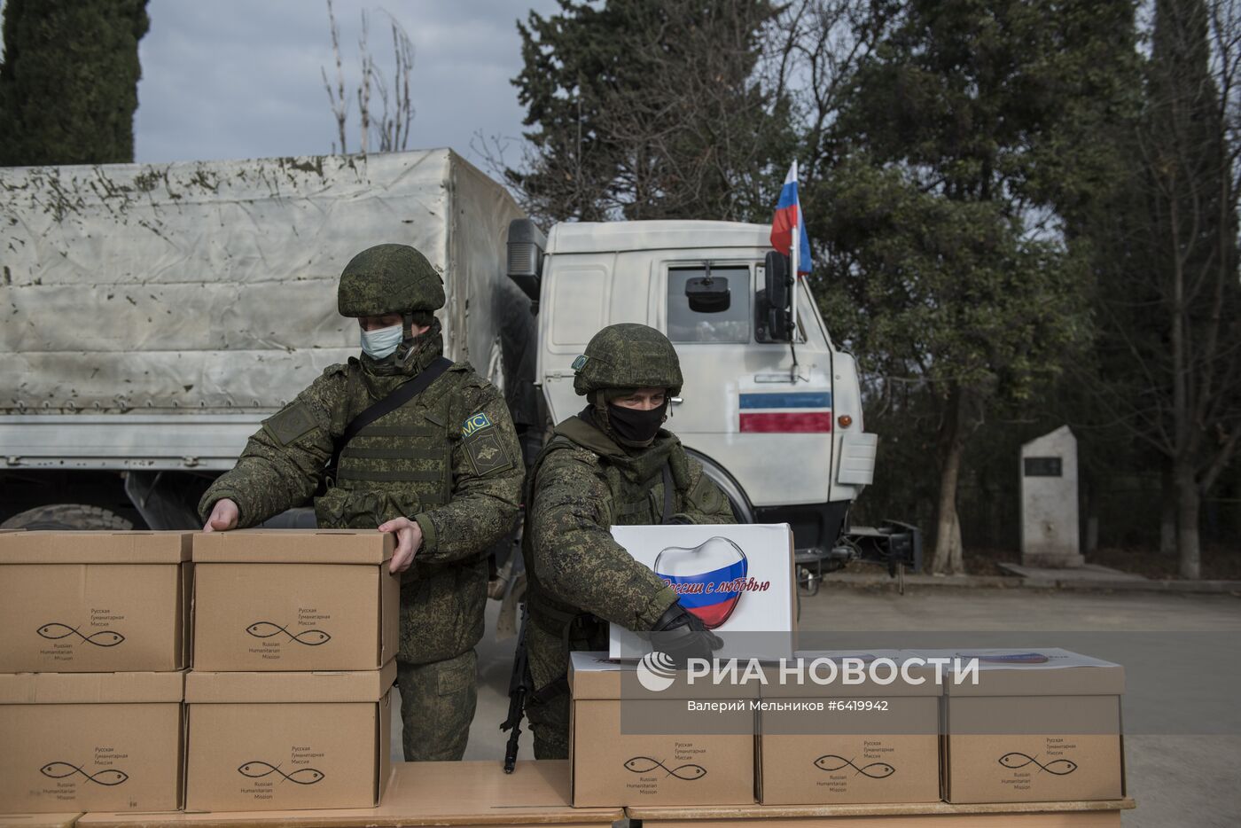 Раздача гуманитарной помощи жителям Мартакерта