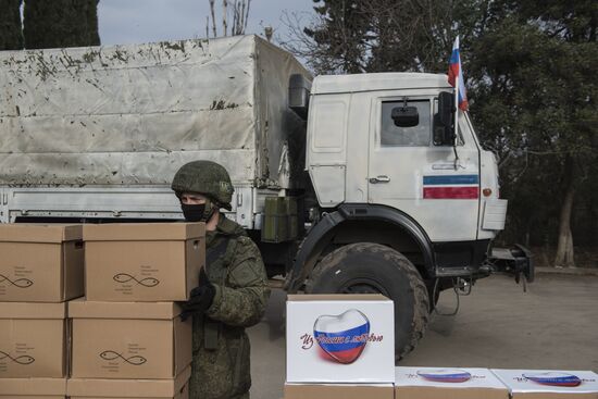 Раздача гуманитарной помощи жителям Мартакерта