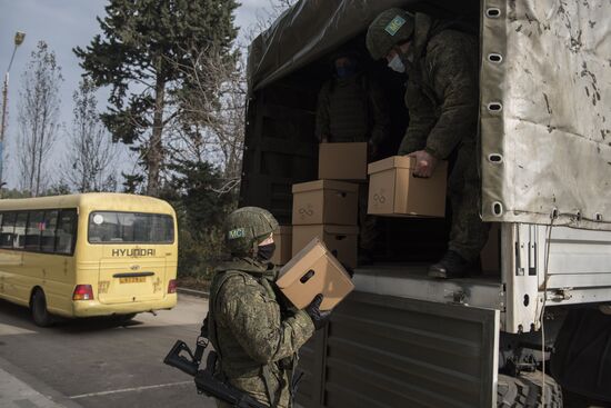 Раздача гуманитарной помощи жителям Мартакерта