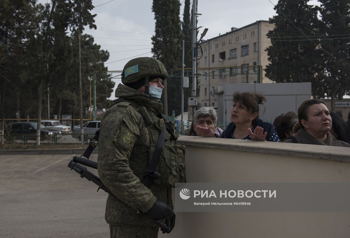 Раздача гуманитарной помощи жителям Мартакерта