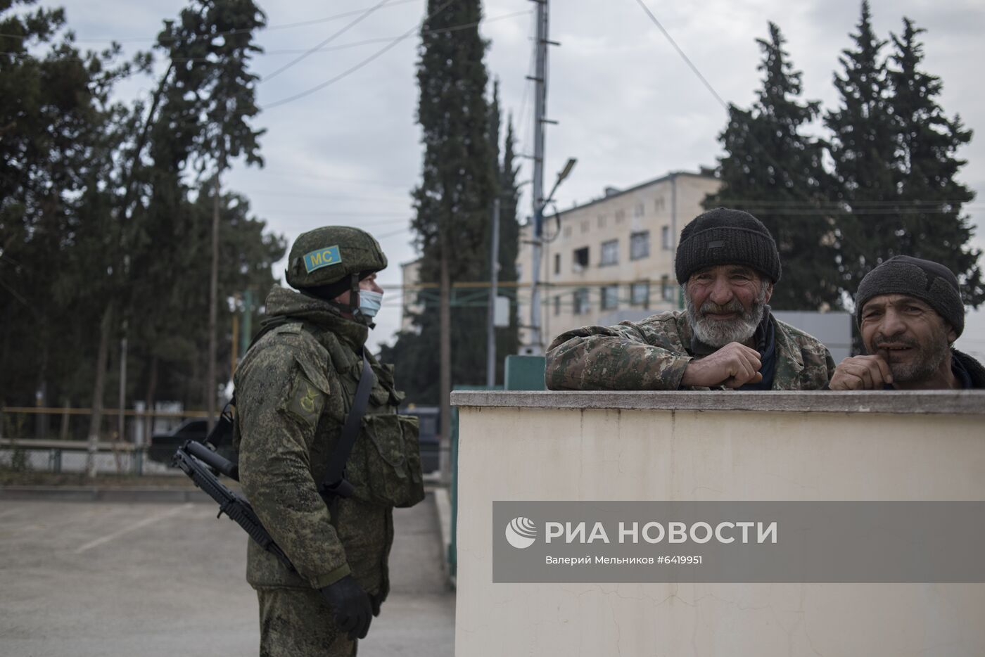 Раздача гуманитарной помощи жителям Мартакерта