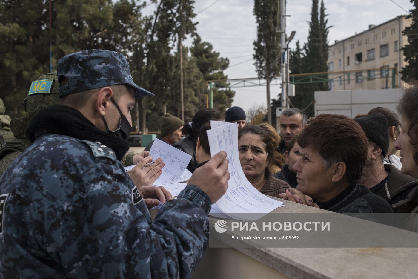 Раздача гуманитарной помощи жителям Мартакерта